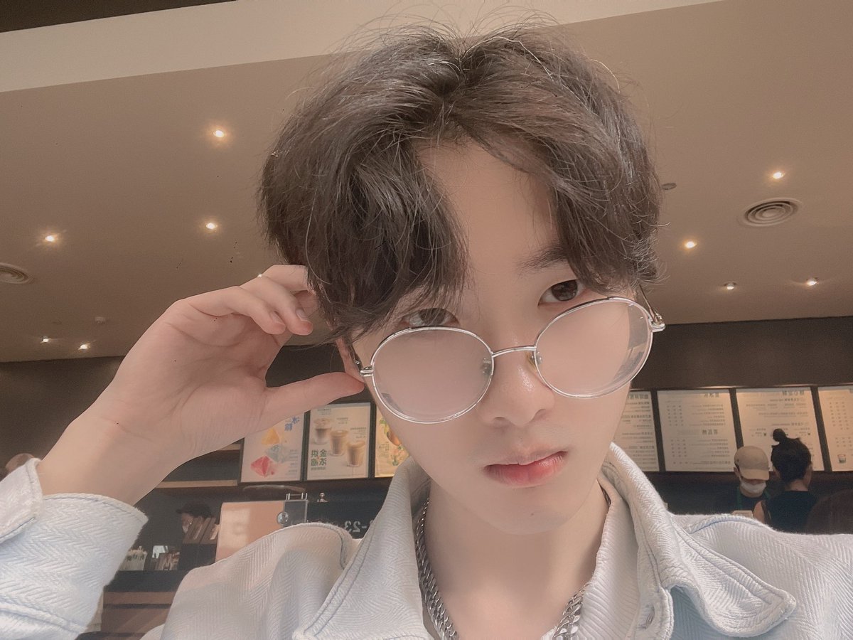 CGonster's tweet photo. 今天也在等迟到鬼🤬😡 https://t.co/jsrvZQp4nz