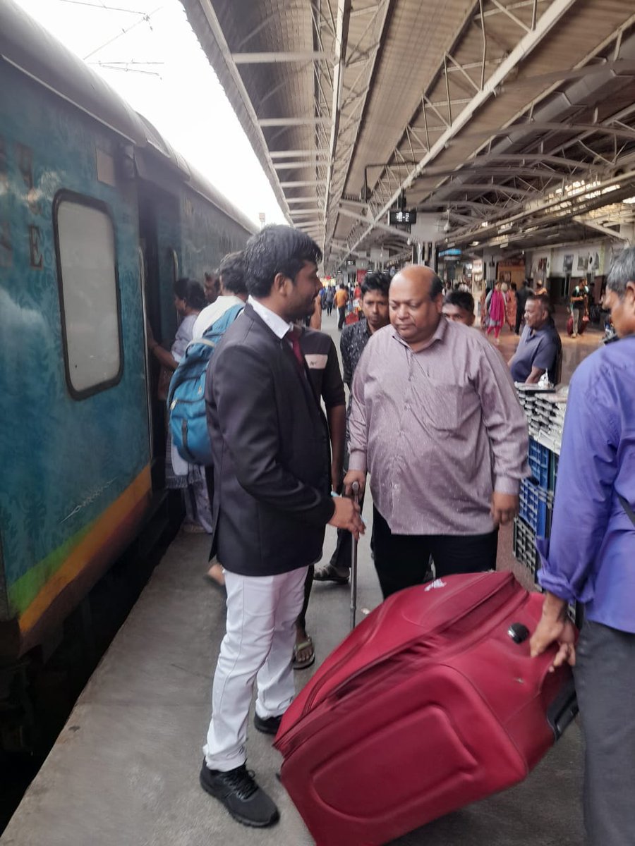 drmvijayawada's tweet photo. Crowd management at #Vijayawada Railway Station

🕑 12:00 hrs
Division had deployed staff at all Entry/ Exit points , Trains, Booking/ Reservation Counters to monitor the summer rush

#RushHandling
#SummerSpecial 
#IndianRailways
@SCRailwayIndia @RailMinIndia https://t.co/lZLxTjkI0U