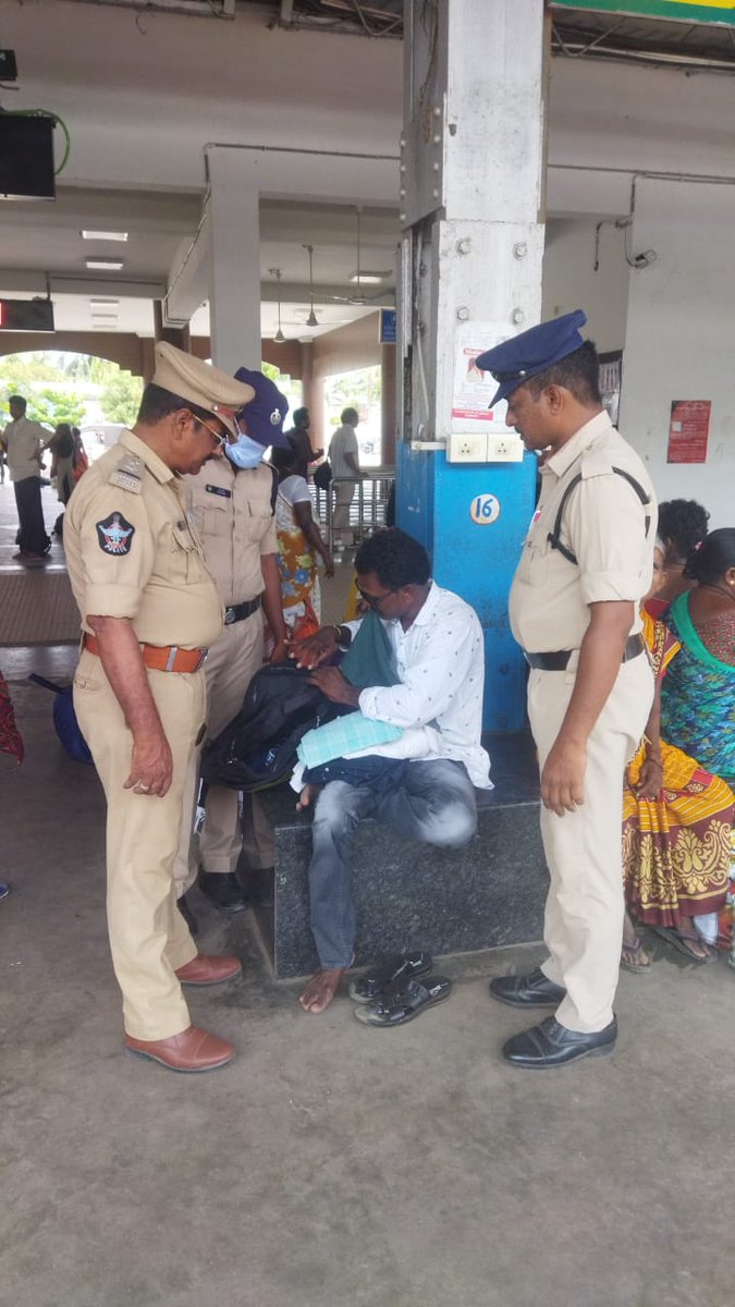 drmvijayawada's tweet photo. Crowd management at #Vijayawada Railway Station

🕑 12:00 hrs
Division had deployed staff at all Entry/ Exit points , Trains, Booking/ Reservation Counters to monitor the summer rush

#RushHandling
#SummerSpecial 
#IndianRailways
@SCRailwayIndia @RailMinIndia https://t.co/lZLxTjkI0U