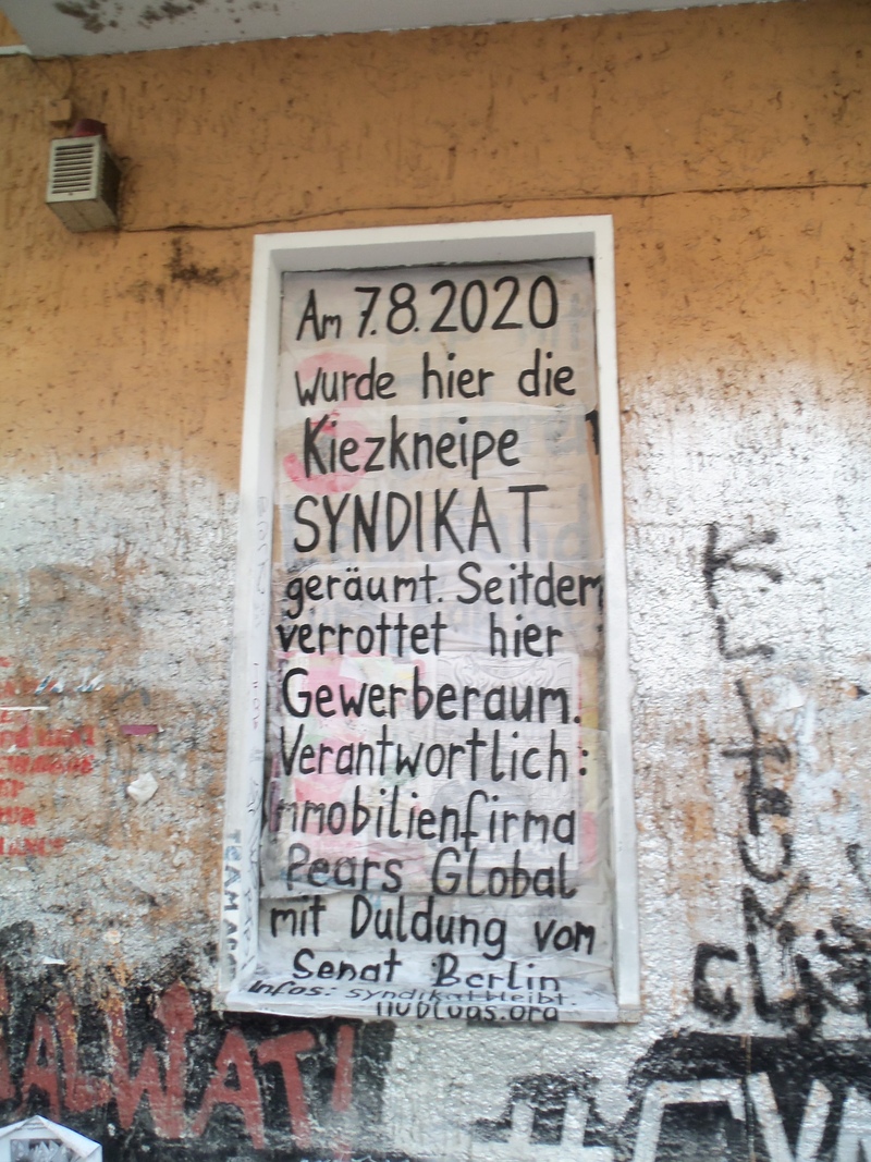 Die alten Räume der Kiezkneipe Syndikat in der Weisestr. in #Neukölln stehen immer noch leer, am 7. August dann vier Jahre. Eigentümer Pears Global lässt weiter verrotten. Eine Plakataktion gegen das Vergessen. Enteignen sofort! #Mietenwahnsinn Infos: syndikatbleibt.noblogs.org