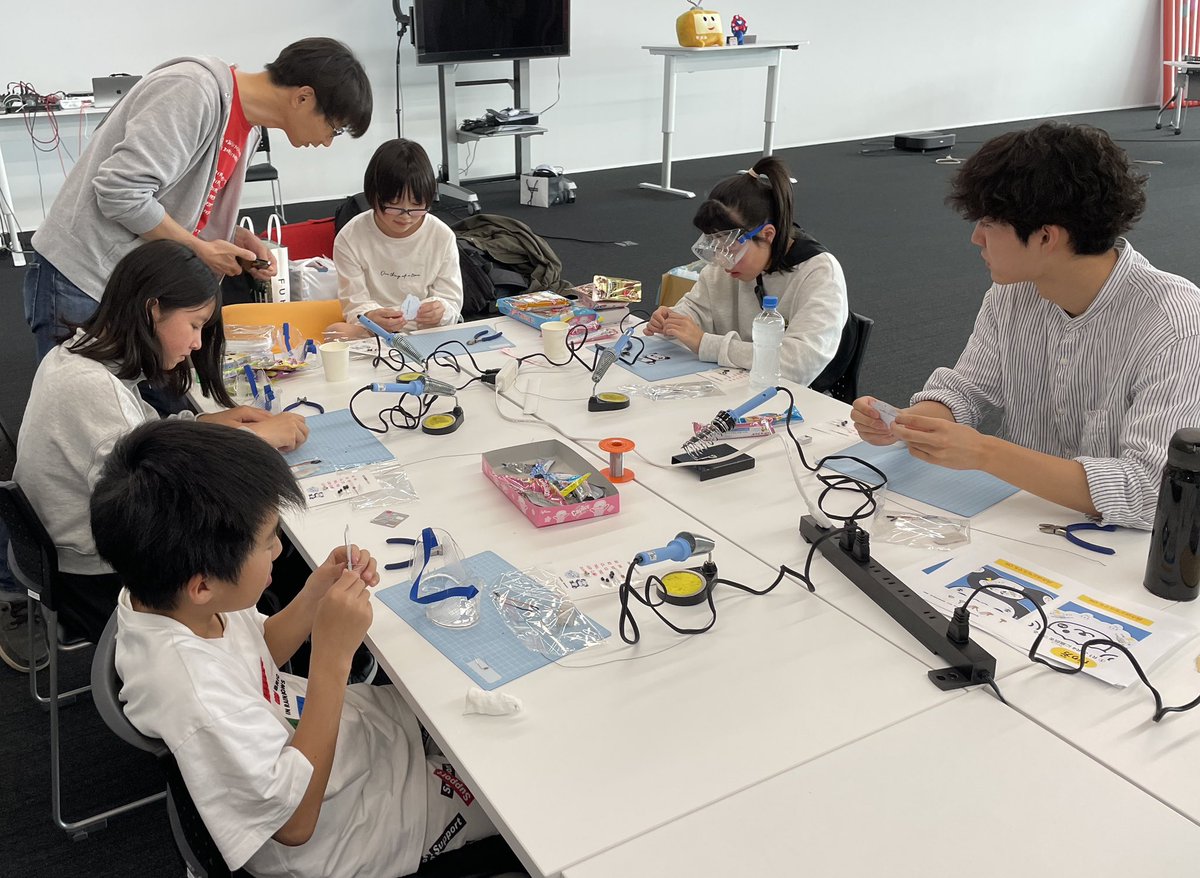 Code4fukui's tweet photo. プログラミングサタデー開催中！
今回は電子��路工作です
#プログラミングサタデー #CodeforFUKUI https://t.co/W2pn6akODd