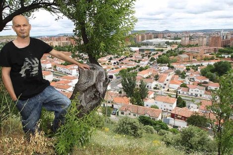 Cada 20 de abril Jesús Cifuentes deja el móvil en casa y se tira al monte para aislarse y no aguantar las mismas bromas otro año más.