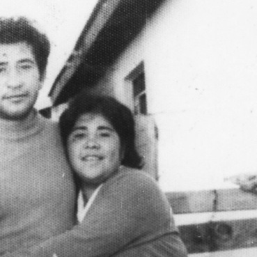 #LuisAlbertoVélizAguilera,venditore ambulante e sua moglie #RosaDelCarmenRosalesGallardo,lavoratrice domestica, vennero arrestati dalle forze dell'ordine cilene il #25aprile 1975 a #SantiagoDelCile.Avevano 31 e 20 anni.Solo nel 1990 si seppe che furono assassinati 3 giorni dopo.