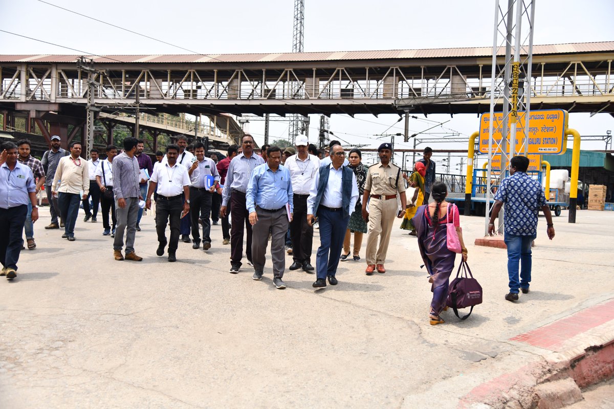 @GMSWR Shri Arvind Srivastava inspected KSR Bengaluru station today. He Inspected the existing amenities for passengers and held discussions with the divisional authorities to explore strategies for the station's future redevelopment.