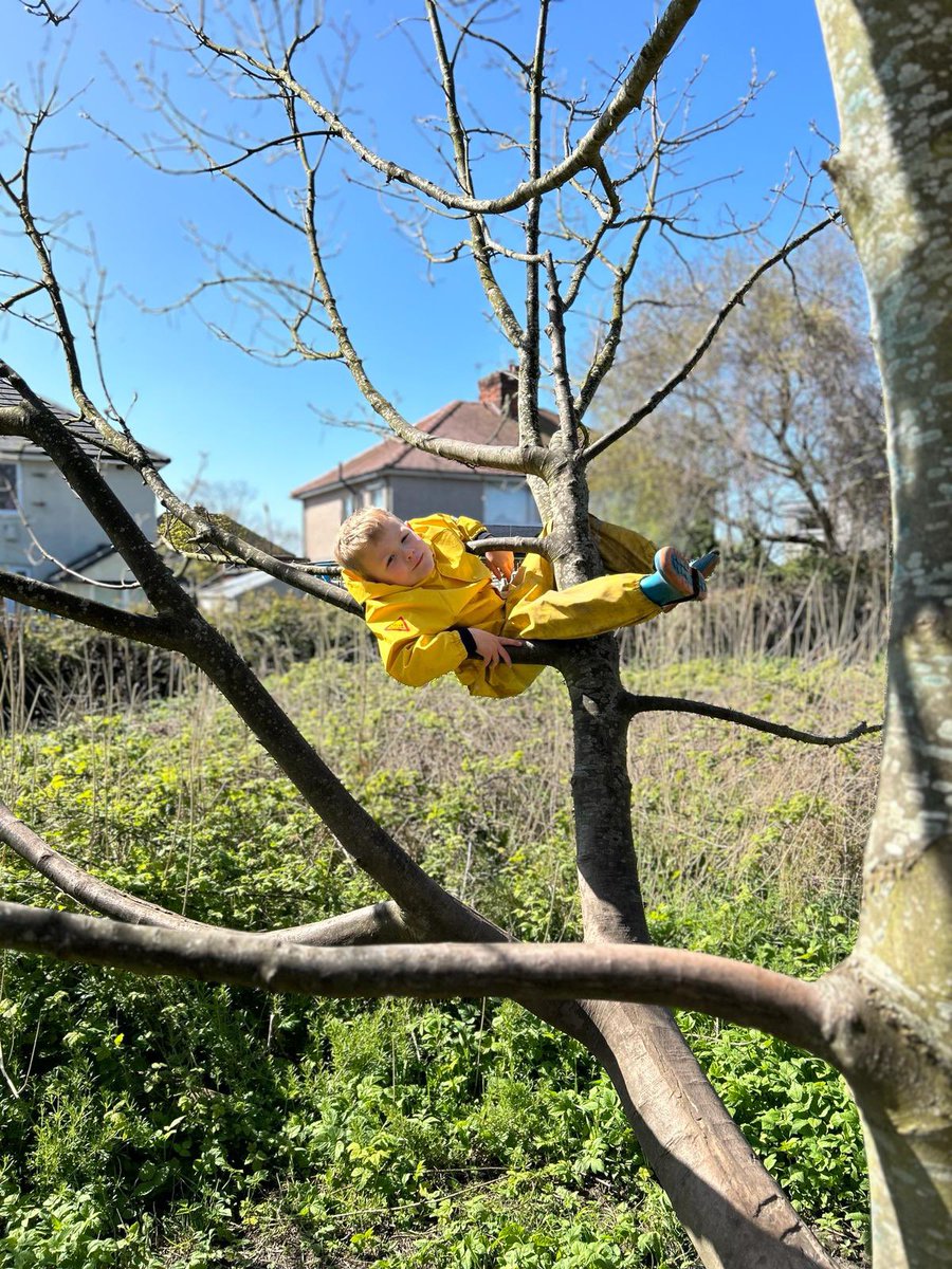 Some helpful Y1 children enjoyed the responsibility of handing out hot chocolate to their friends yesterday! A much needed rest after a busy afternoon of making ‘chocolate’ treats in the mud kitchen, identifying spring flowers and showing lots of concern for a tired bumblebee! 🐝