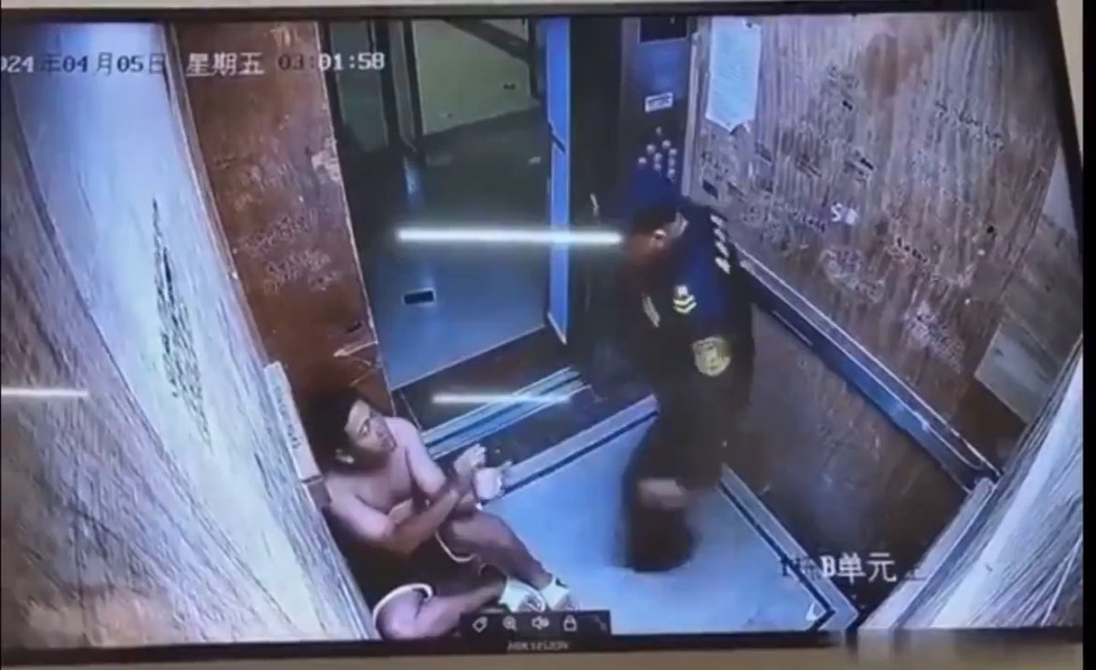 culturefever's tweet photo. 🚨For context: On April 5th of this year in Haikou, China, a drunken man was violently assaulting his girlfriend until the residential unit guard intervened. Upon the guard's intervention, the man attempted to hit the guard but got what he deserved, as you see in the video. 

However, the incident did not ent there. The man proceeded to vandalize the community until the police arrived and arrested him.