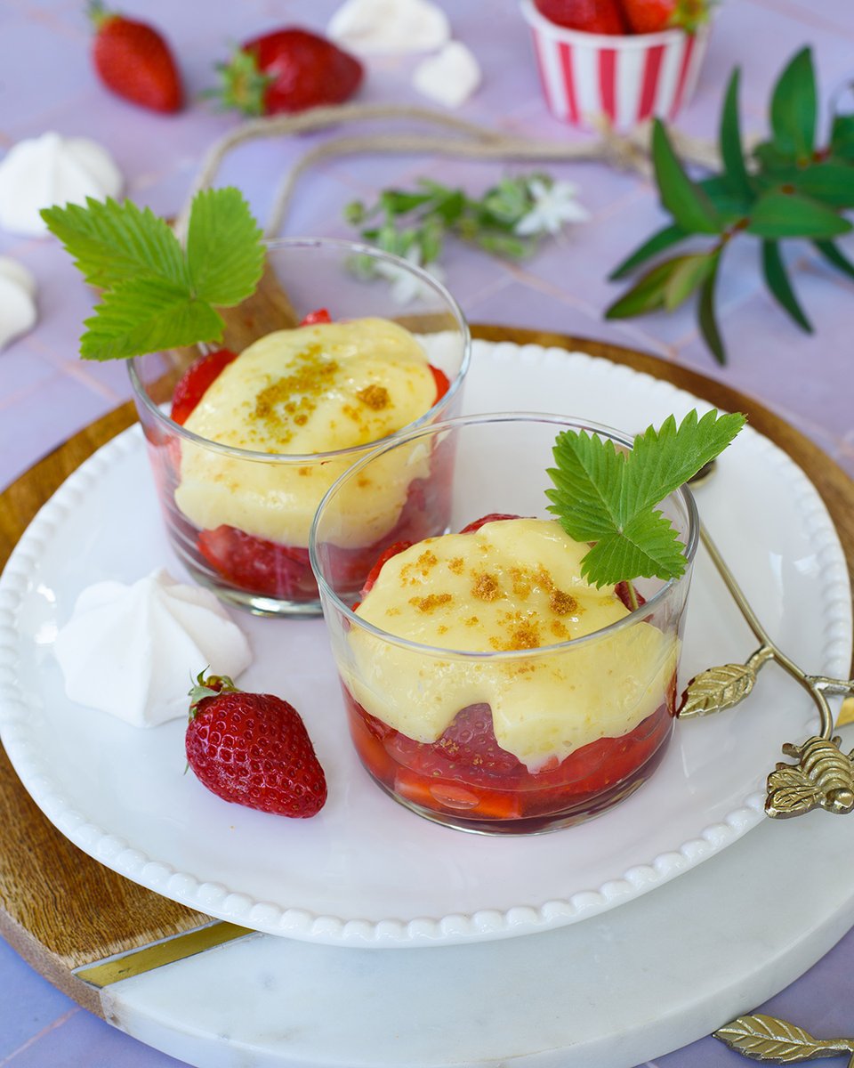 Envie d'un dessert de saison pour réveiller vos papilles 😜 ? Voici des verrines fraises framboises avec un lemon curd bien vif et des brisures de spéculoos qui va vous régaler ! 
La recette ici : turbigo-gourmandises.fr/verrines-frais…