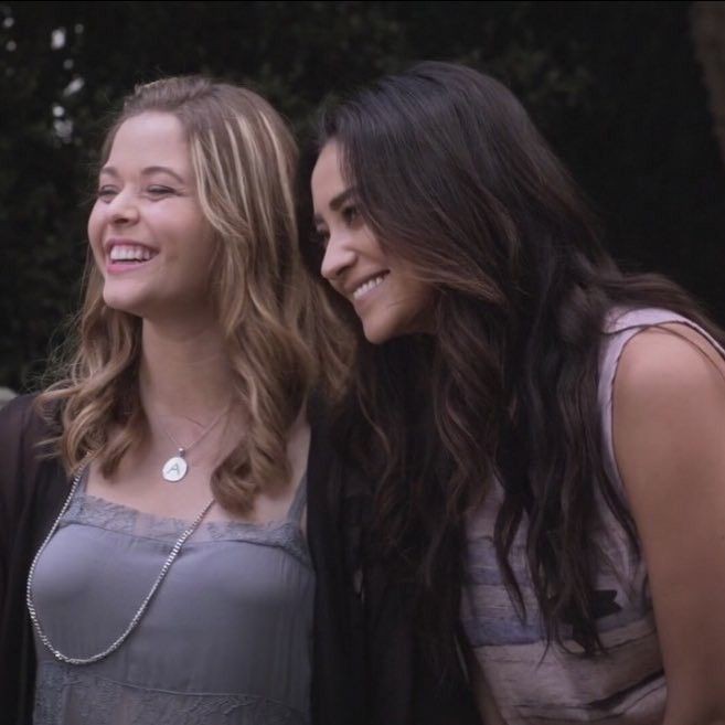 Dishaa_24's tweet image. That moment when Paige made Alison realize dat she loves Emily😭Paige made sure dat Emily is with d perfect life partner before backing off frm Emily's life🥺My #Paily had to sacrifice for #Emison to happen😭
Ws goin through some clips &amp;amp; realized how gut wrenching that scene was.