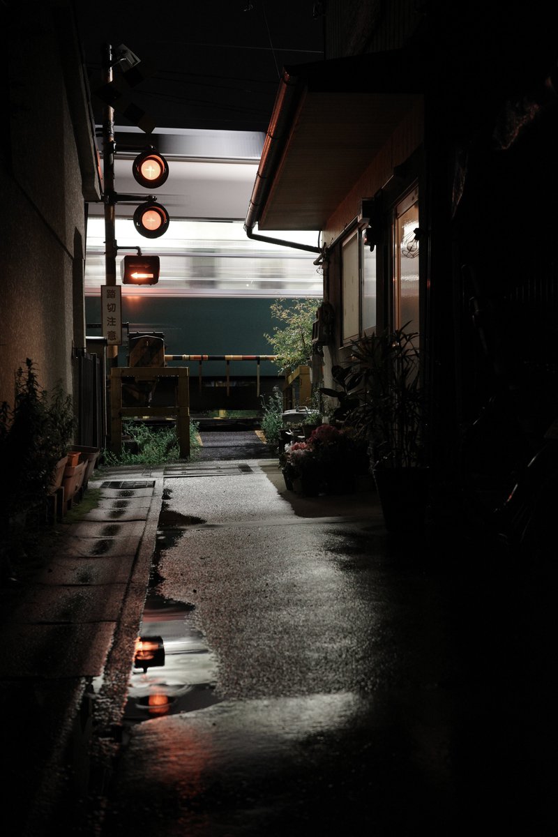 夜雨の路地裏。電車が来ると、小さな踏切は一瞬の喧騒に包まれる。
-嵐電(京福電気鉄道) 嵐山本線-
#GR3 #GR3X #GRIIIx