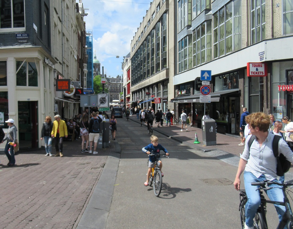 Damstraat 1983 and today