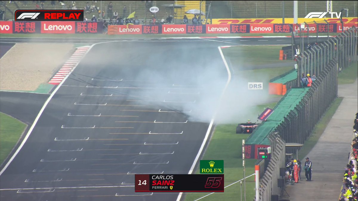 🚩 DRAPEAU ROUGE 🚩 Sainz a tapé dans le dernier virage ! 💥 #F1 #ChineseGP 🇨🇳