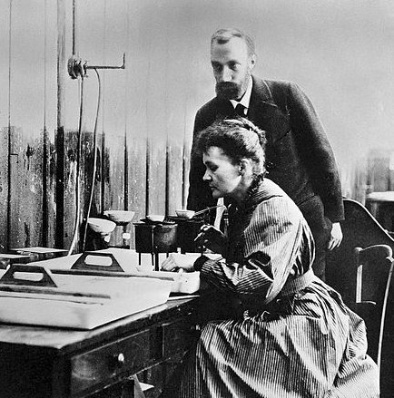 #TalDíaComoHoy en 1902, Marie y Pierre Curie obtienen el primer gramo de radio (número 88 de la tabla periódica) tras procesar 8 toneladas del mineral conocido como pechblenda.