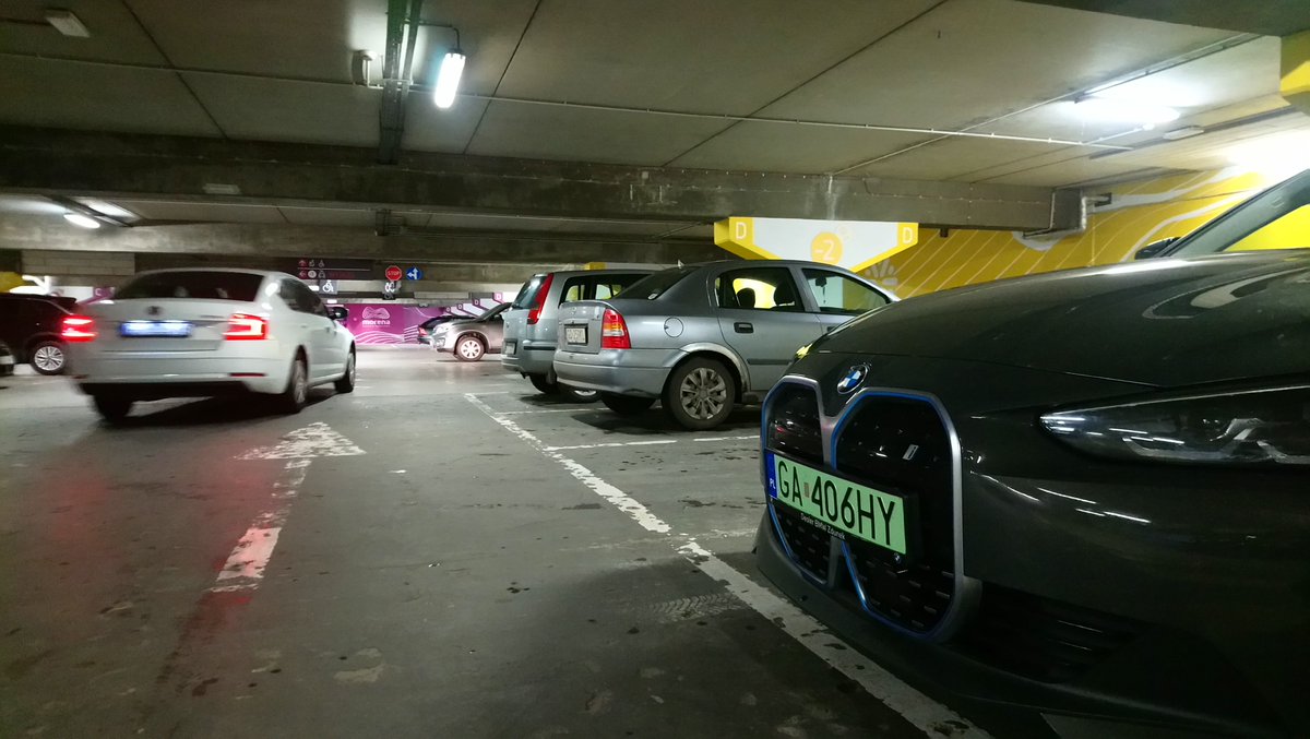 Przy samochodach z zielonymi tablicami nie parkujemy.