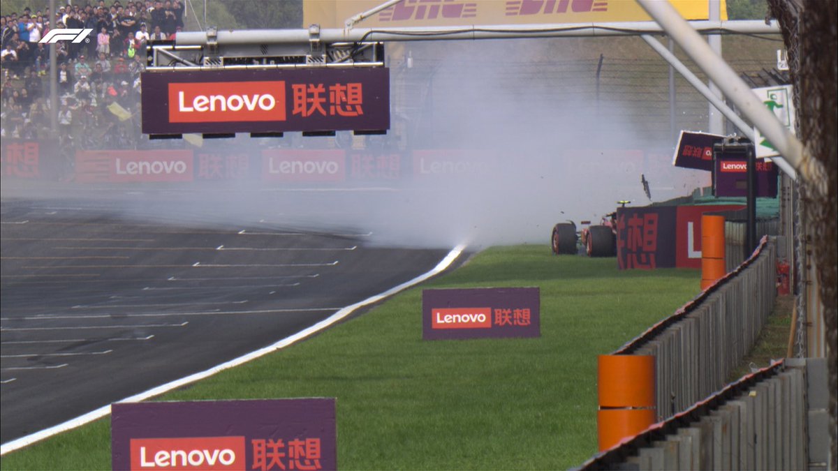 Sainz’ın kazası sonrası kırmızı bayrak verildi. Sainz iyi. #F1 #Motorsports #ChineseGP