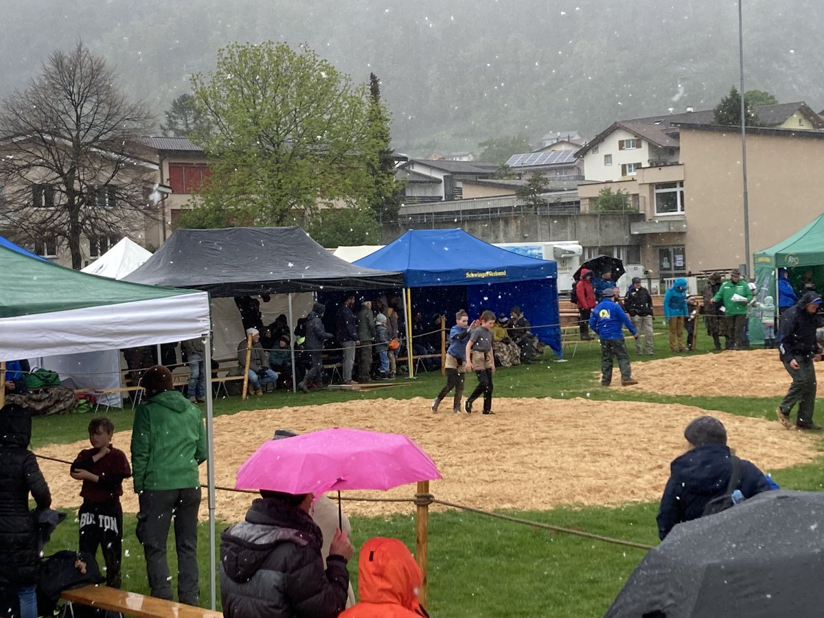 Eher so mittelideales Schwingwetter für den Nachwuchs. 🌨️ 
#Trimmis #Schwingen