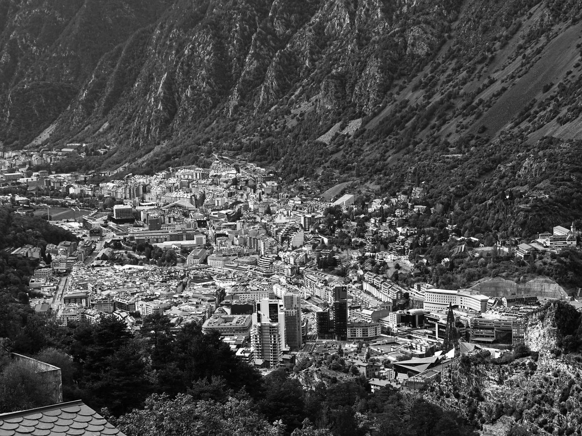 Vista...Andorra #andorralavella #valira #escaldes #andorra #principatdandorra #païsoscatalans #catalunya #landscapephotography #landscape #landscapes #landscape_captures #landscape_lovers #streetstyle #streetsphotography #street #bnw #bnwphotography #bnwmood #bnw_greatshots