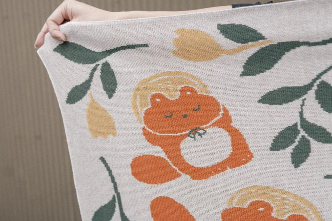 【NEW】ぼんやり子だぬきのニットブランケットが完成しました!5月のトーキョーピクセルさん()での個展にて販売予定です色合い、手触り、ぼんやり具合、全てにおいて良い感じなので是非実物を見に来てください。 