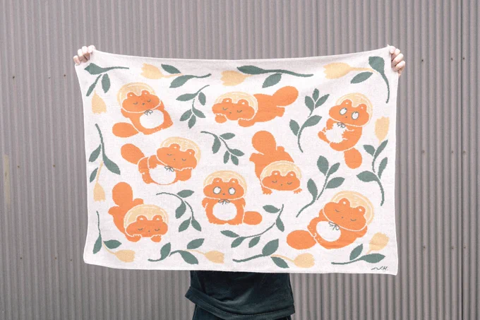 【NEW】ぼんやり子だぬきのニットブランケットが完成しました!5月のトーキョーピクセルさん()での個展にて販売予定です色合い、手触り、ぼんやり具合、全てにおいて良い感じなので是非実物を見に来てください。 