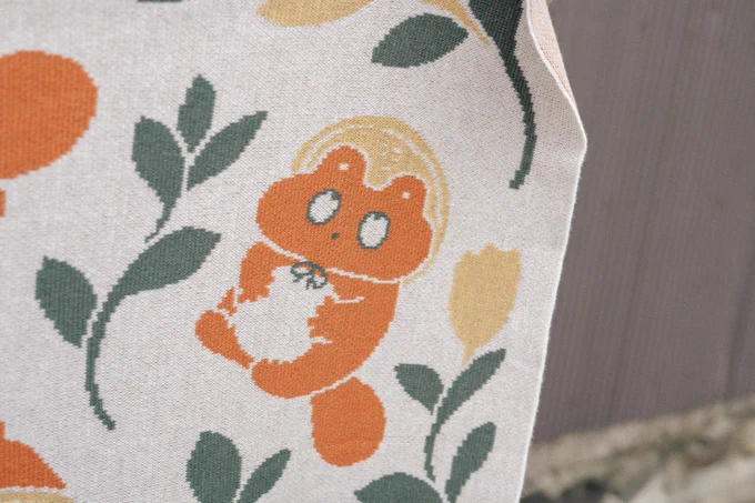 【NEW】ぼんやり子だぬきのニットブランケットが完成しました!5月のトーキョーピクセルさん()での個展にて販売予定です色合い、手触り、ぼんやり具合、全てにおいて良い感じなので是非実物を見に来てください。 