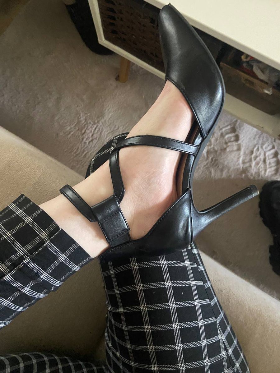 HerrinVik666's tweet photo. Vielen von euch haben nach Heel content gefragt . Ich dachte ich belohne euch mal mit diesem Anblick. Bedankt euch artig in meinen DM´s ! Part 2 #highheels #schuhfetisch #shoes #heels #herrin #jungherrin #gothherrin #domina #sklaveknienieder https://t.co/uzZ9uBWiHI