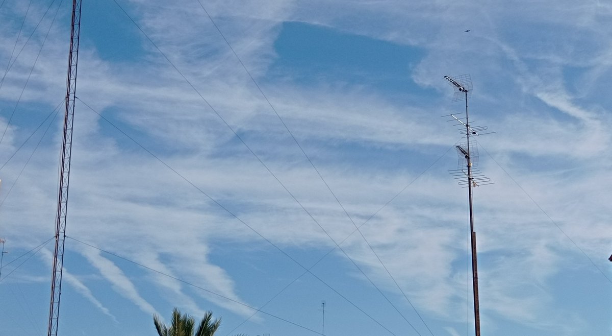 Vapor de agua y una 💩 De madrugada, entre las 5 y las 6h oigo aviones. A esas horas no hay vuelos comerciales. Está nevando en media Europa, pero ya se encargarán los HDGP de que en España no llueva para convertirnos en un campo de placas solares. vm.tiktok.com/ZGeHqm7Tk/