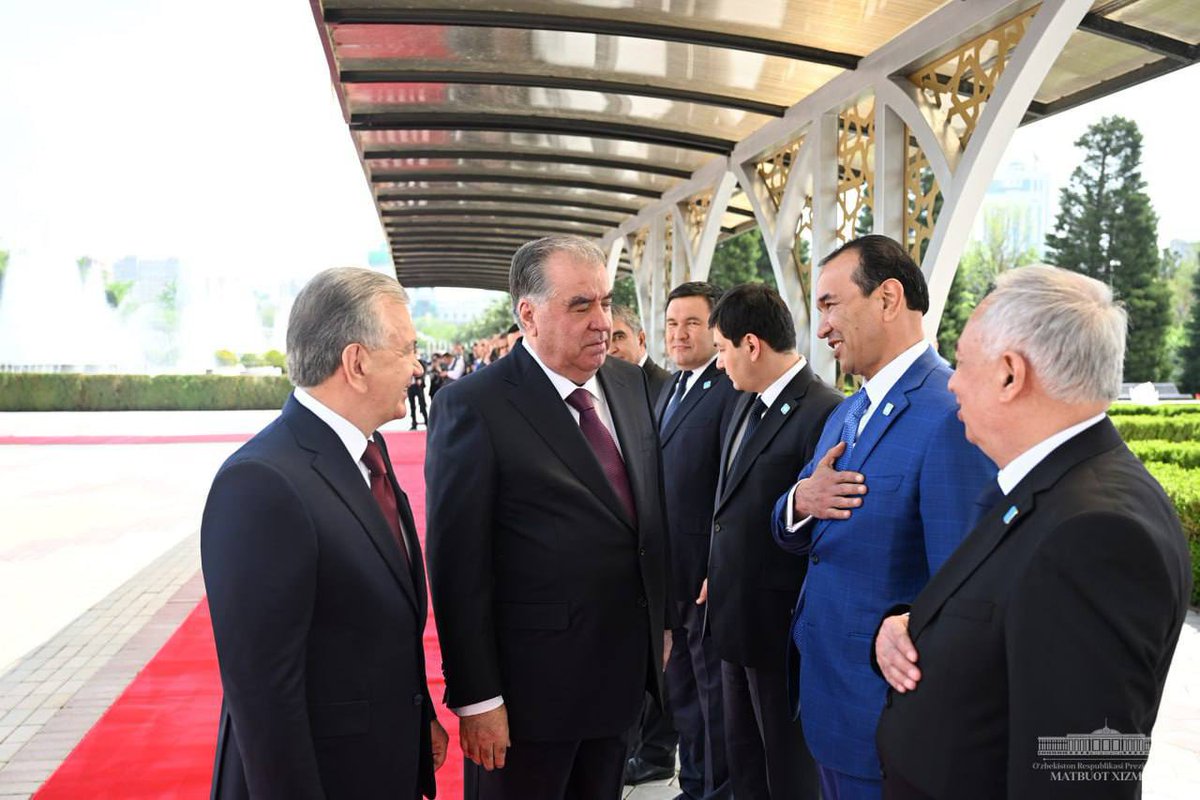 The 'Palace of Nations' in Dushanbe hosted the official welcoming ceremony for the President of the Republic of #Uzbekistan, Shavkat Mirziyoyev. An honor guard was assembled in honor of the distinguished guest. The national anthems of the two countries were played.