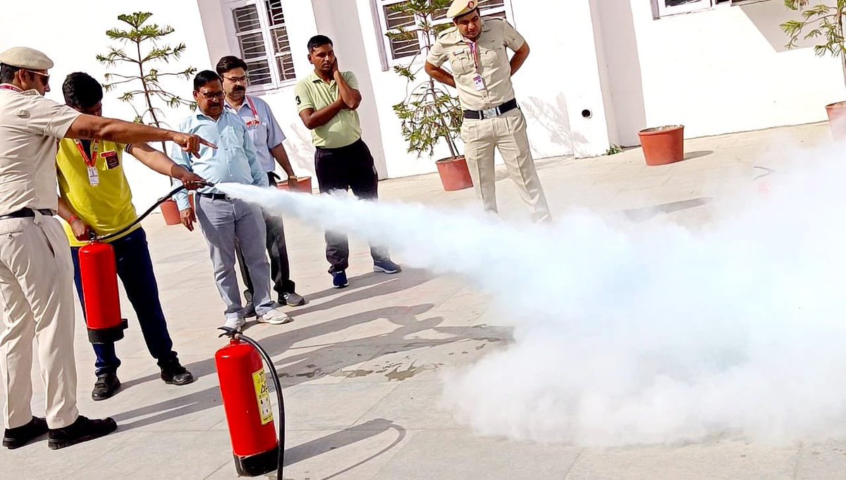 #FireSafety Drill conducted by officials from Delhi Fire Services @DrRPKV_PE today to ensure the preparedness and efficiency of students and staff in the event of a fire emergency and familiarize participants with  safety protocols.
@KVS_HQ @kvsrodelhi @DelFireService