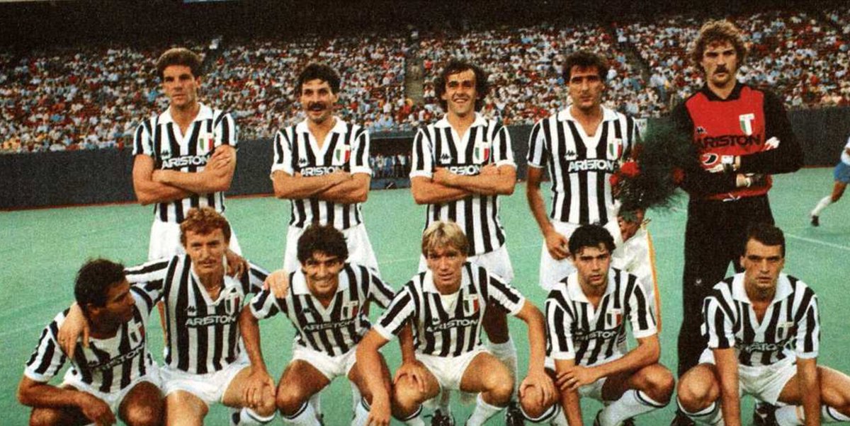 Platini e Favero se la ridono allegramente, Tardelli è incazzato nero perchè Cabrini si è piazzato vicino al polacco nella foto e invece a lui è toccato Limido, Rossi non ride affatto, soffre perchè gli mancavano tre menischi...

(ah, la partita è questa juworld.net/partita.asp?id…)