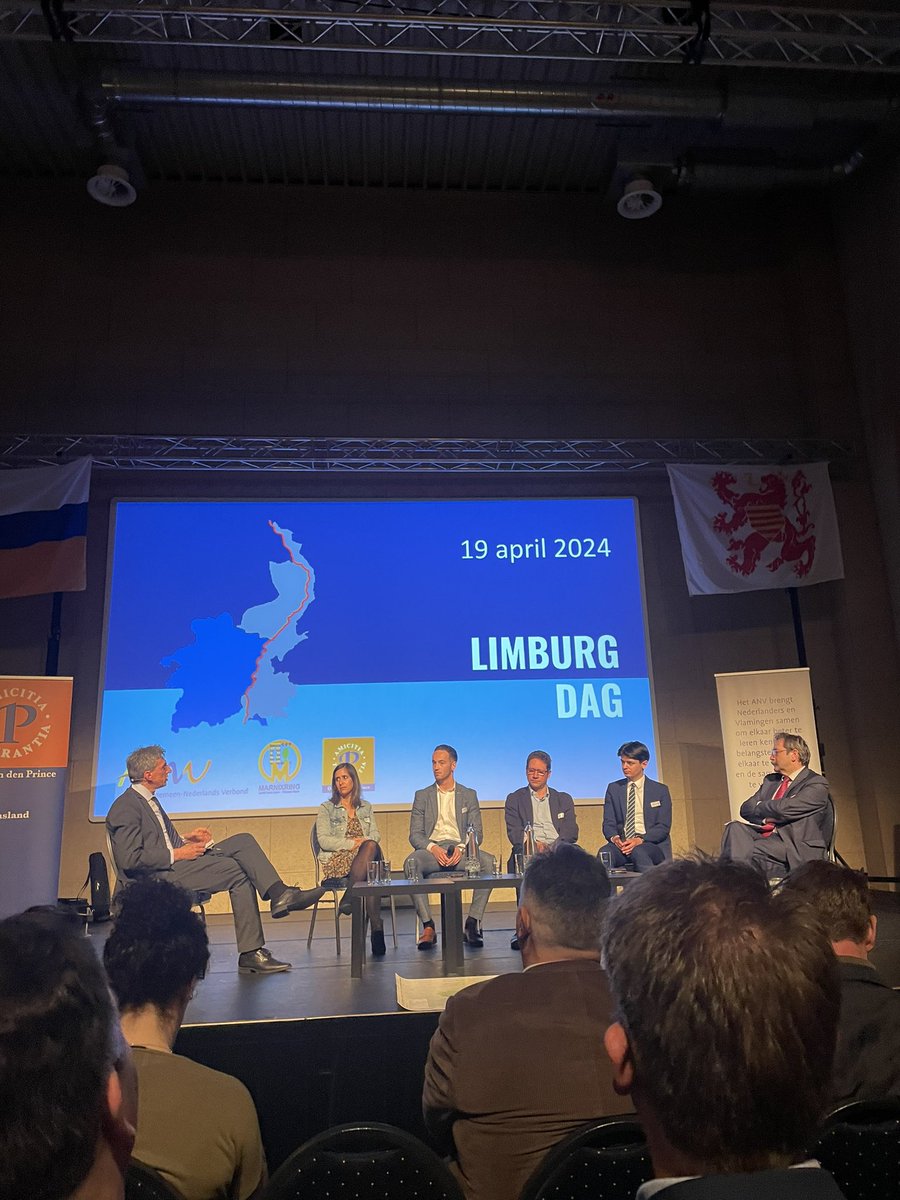 ChrisWouters_'s tweet photo. In Maaseik werd gisteren weer een #Limburgdag georganiseerd door het Algemeen-Nederlands Verbond. Sterk referaat van @TheoBovens over o.a. het belang van over de grenzen heen kijken en elkaar blijven opzoeken. 

Aansluitend gesprekstafels met o.a. @PepijnPi https://t.co/j9qjrpcJ4b