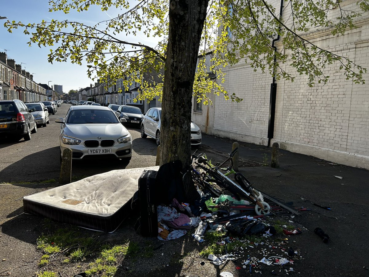 SideMullet's tweet photo. Penhevad Street on the Clive Street end. Please help @cardiffcouncil @TidyGrangetown https://t.co/moCoZmp2Ax