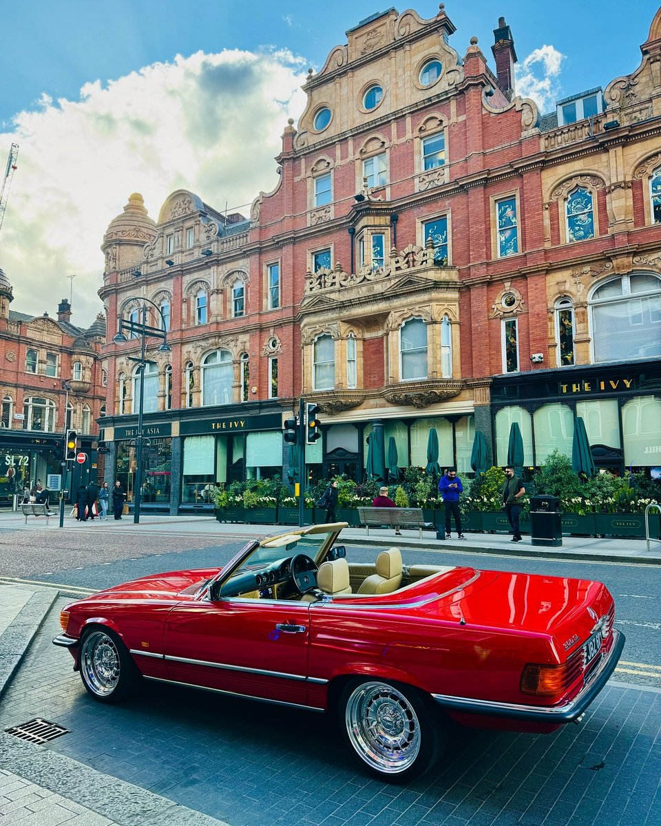 Arriving in Leeds City Centre in style to kick off the weekend! 🚗💨 Photo by IG: ch_yasir_rachyal #visitleeds #leedscitycentre #theivyasia