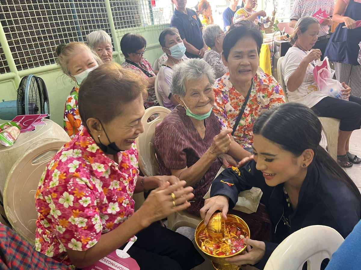 ร่วมงานบุญ ทำบุญตักบาตร สรงน้ำพระ และรดน้ำดำหัวผู้หลักผู้ใหญ่เนื่องในโอกาสปีใหม่ไทย 2567 กับพี่ป้าน้าอาชุมชนบ่อนไก่พัฒนาเขตปทุมวัน เช้าวันนี้ค่ะ  🙏🧡💦
.
#พรรคก้าวไกล #ก้าวไกล #สงกรานต์2567 #สงกรานต์ #สวัสดีปีใหม่ไทย2567