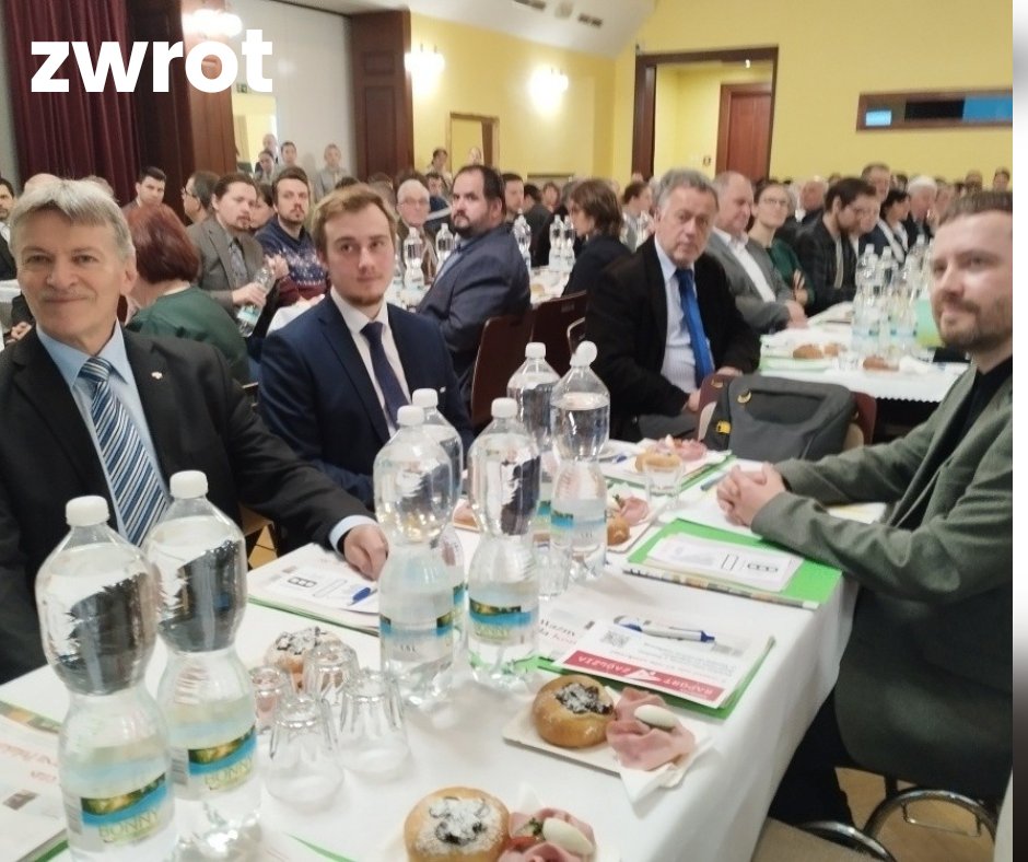 Zwrot's tweet photo. 🔔 Ruszyło Zgromadzenie Ogólne Kongresu Polaków w RC! 🇵🇱 Jakie zmiany czekają Polaków  w Czechach? Sprawdź szczegóły 👉 https://t.co/aboL39OAEM https://t.co/rZrQCkE9OV