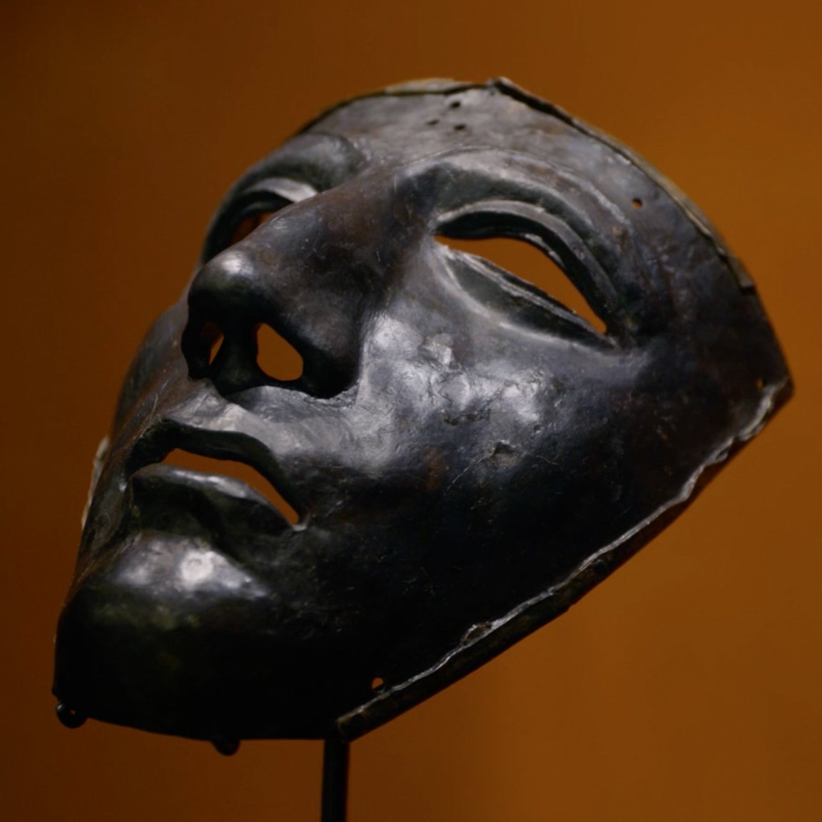 This incredible Roman cavalry mask is 2,000 years old ⚔️ It was found at the site of the Battle of the Teutoburg Forest where thousands of Roman soldiers were brutally ambushed in 9 AD. Find out more in 'Rome's Disaster: Battle of Teutoburg Forest', out now on History Hit 💥