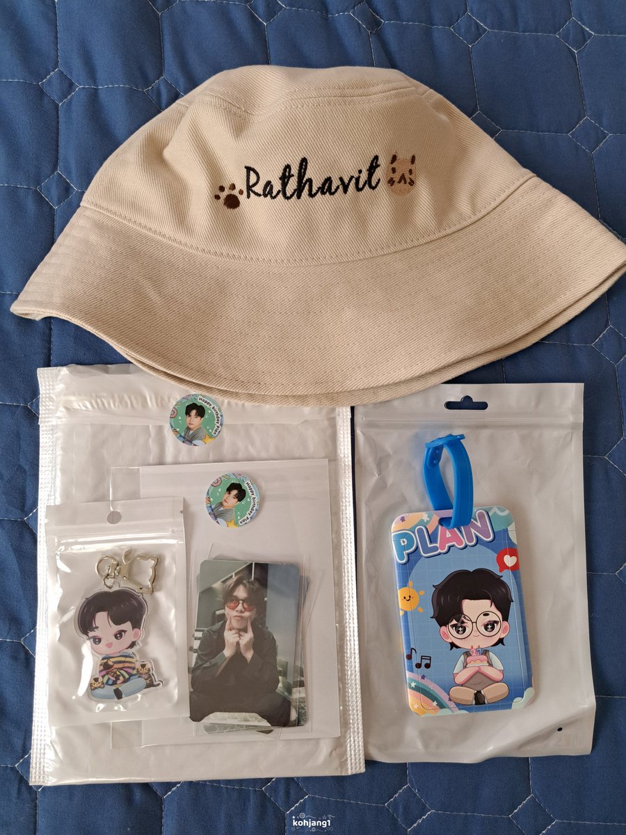 kohjang1's tweet photo. ได้รับเรียบร้อยแล้ว ขอบคุณบ้านมากๆ เลยค่ะ 🙏🏻
โฟโต้การ์ด ชุดวันเหมาโรงพี่นาค 4 เลย หล่อออลแบล็ค 😊💚
#27thPlanBDProject
#คนของแปลน #PlanRathavit https://t.co/1FYXZaBZDm