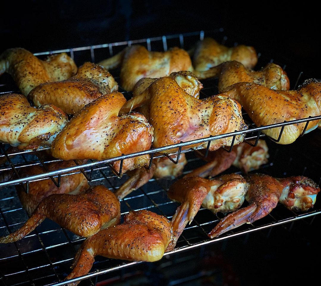 Beautiful smoke colour on these wings from @robson_grills 🤤🤤🤤
...
Top rack was salt and pepper to get rolled in scotch bonnet sauce after. The bottom rack was Franks Red hot seasoning.