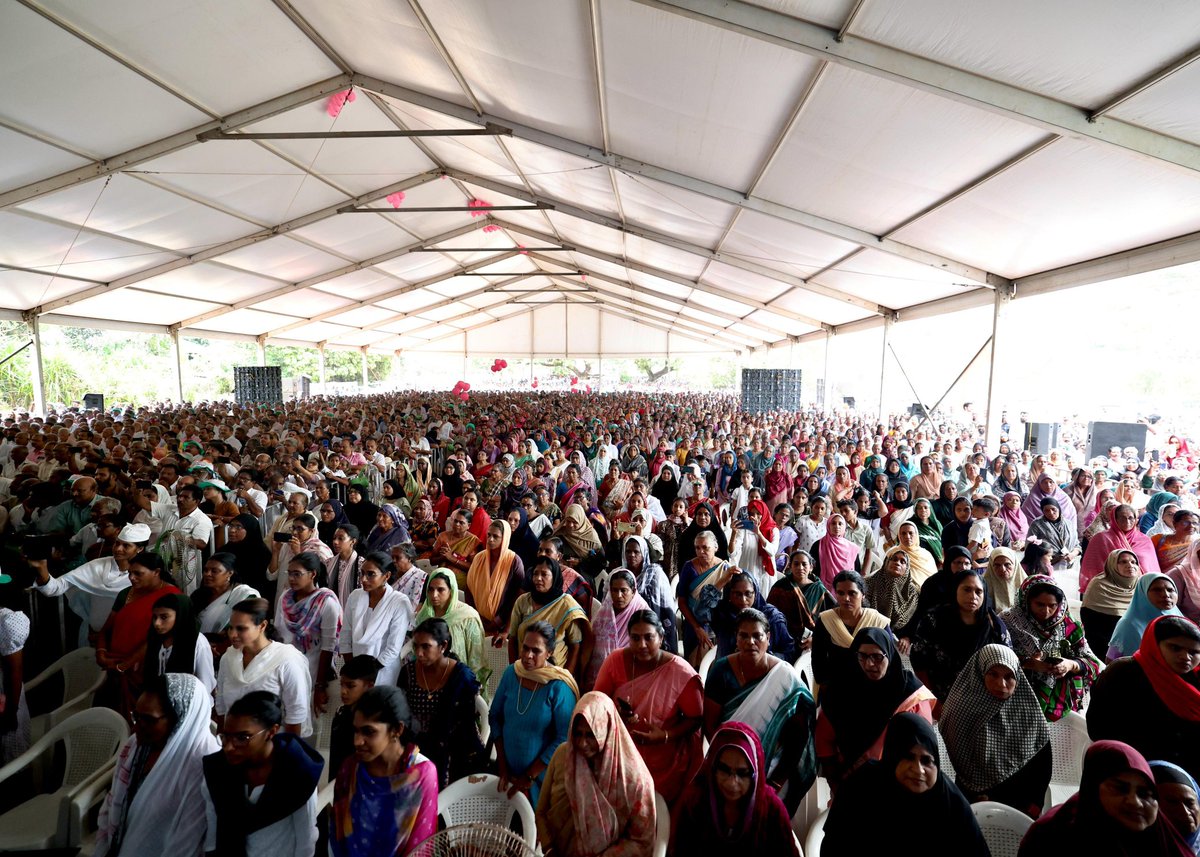 बेरोजगारी, महंगाई और आर्थिक संकट का स्थायी समाधान कांग्रेस के पास है। गरीब परिवार की महिलाओं को सालाना एक लाख रुपये, 30 लाख सरकारी नौकरियां, एजुकेशन लोन माफी, भूमिहीनों को जमीन, शिक्षित युवाओं को 1 लाख की अप्रेंटिसशिप, MSP की गारंटी, किसानों की कर्जमाफी और हमारी ऐसी तमाम घोषणाओं