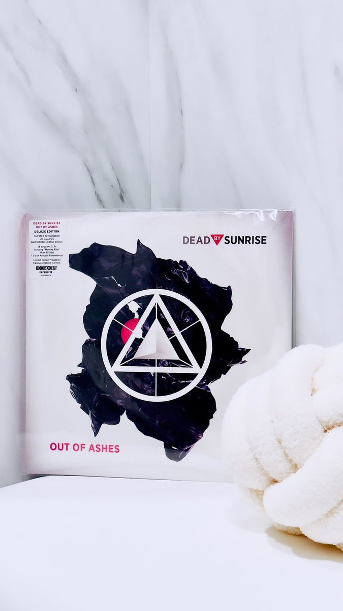 FuYiLong's tweet image. In Oct 2020, I hoped @DeadBy_Sunrise would repress Out of Ashes on vinyl. Today, #RecordStoreDay #RSD24, we got an upgraded version with Morning After & 5 live acoustic tracks! Thanks @rynsk @amirderakh! Love from Singapore 🇸🇬 @LPLive 🤘🏻
