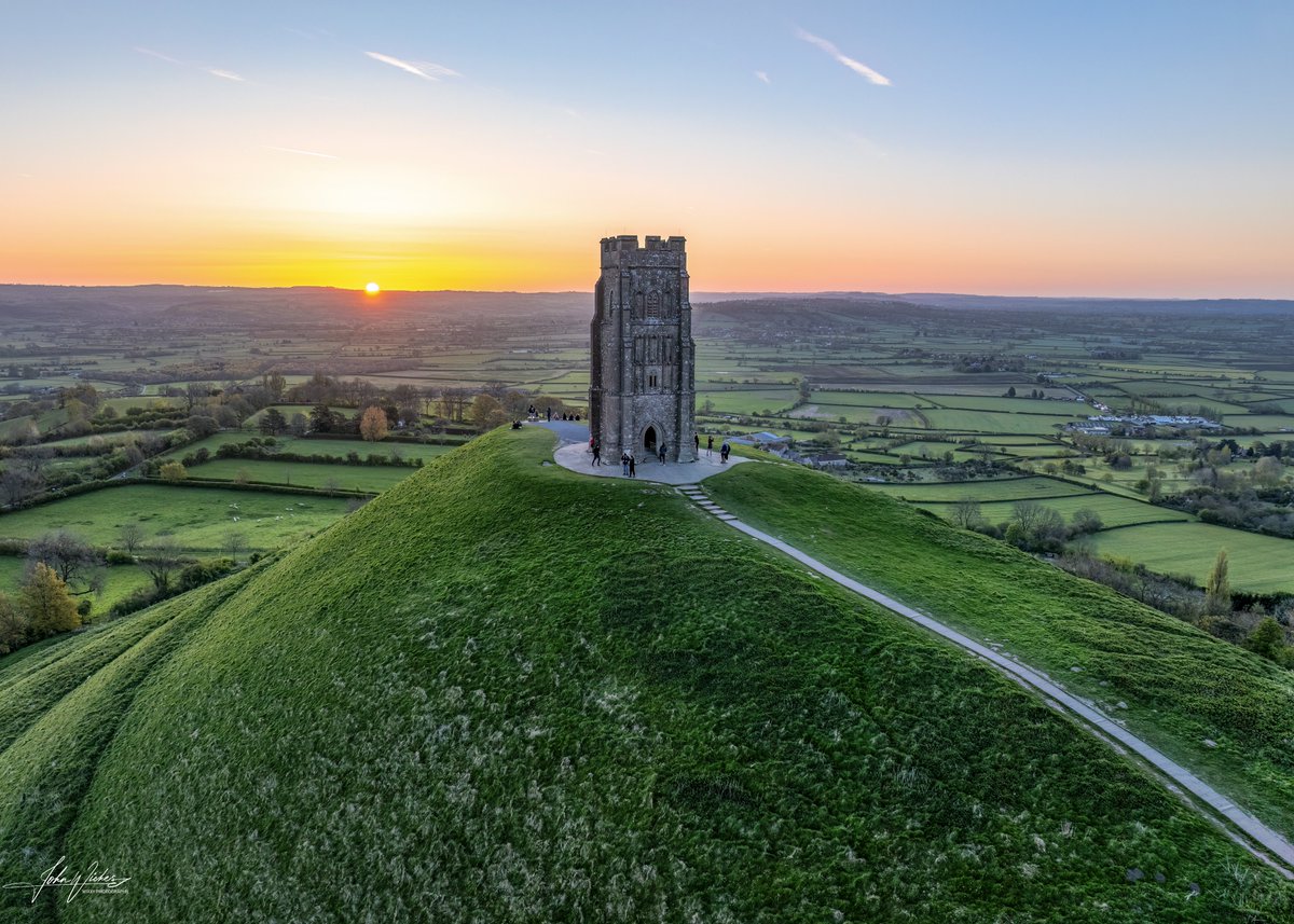 Sunrise over Glastonbury Tor this morning.
Met some lovely people up there today

@ITVCharlieP @BBCBristol @TravelSomerset #ThePhotoHour #Somerset @VisitSomerset @bbcsomerset #Sunrise #Glastonburytor @PanoPhotos @SomersetLife