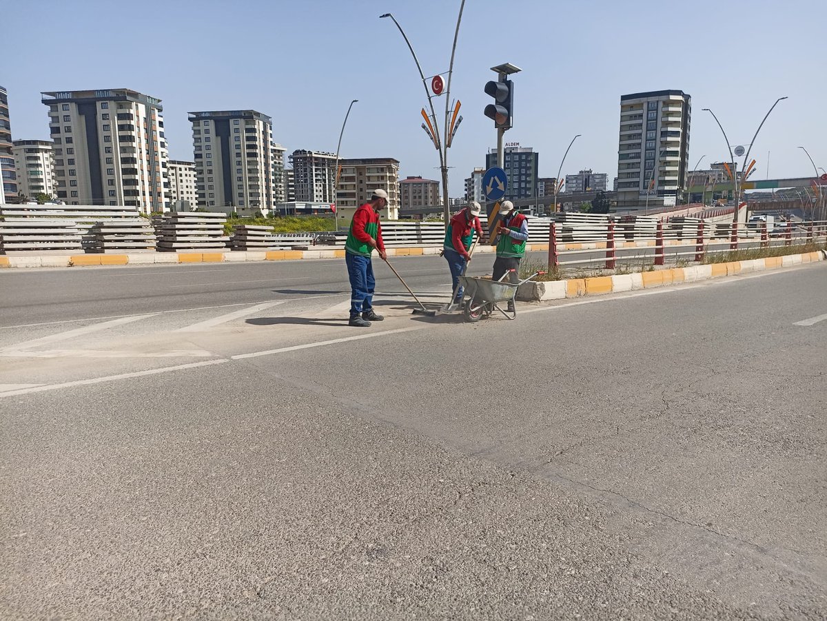 Temizlik işleri ekiplerimiz; sizlere pırıl pırıl bir #Karaköprü sunmak için hafta sonu mesaisinde, ilçemizin dört bir tarafında temizlik çalışmaları gerçekleştiriyor.