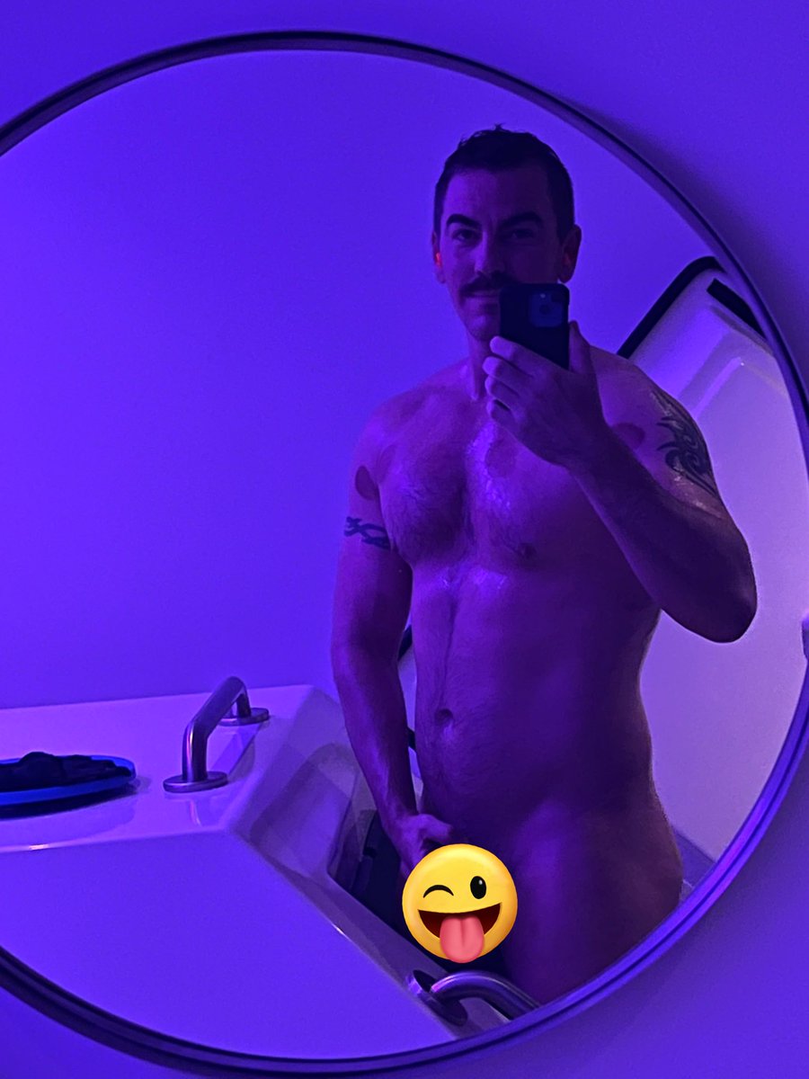 CBro89's tweet photo. Getting some self care in 🛀 #floatingtherapy #epsomsaltbath #somewhatmuscular https://t.co/x0OuhLpvlv
