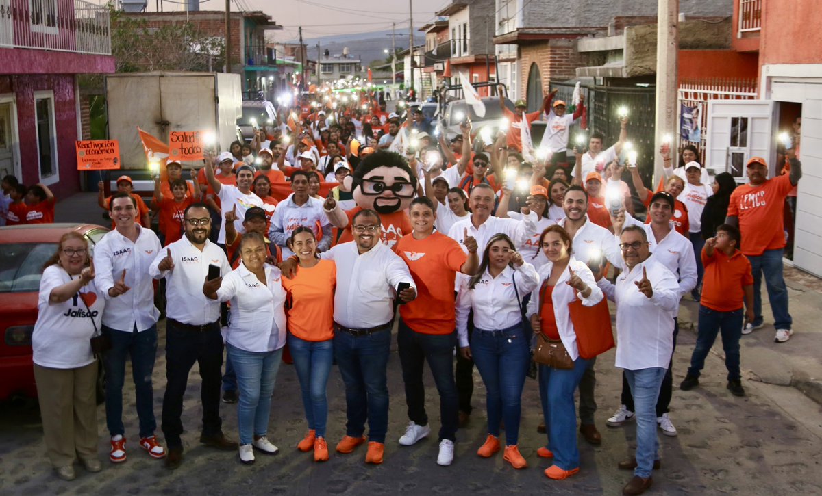 IsaacTrejo24's tweet photo. ¡Gracias #Atotonilquillo 🍊🧡! Barrio de Las Guerras Por el cálido recibimiento, soy #IsaacTrejo ¡Yo sí te voy a cumplir! ✅🧡🍊 Juntos vamos a decirles #AdiosALosDeSiempre 😎 ¡Ánimo, vamos a ganar!🍊 https://t.co/LzenNFWS2k