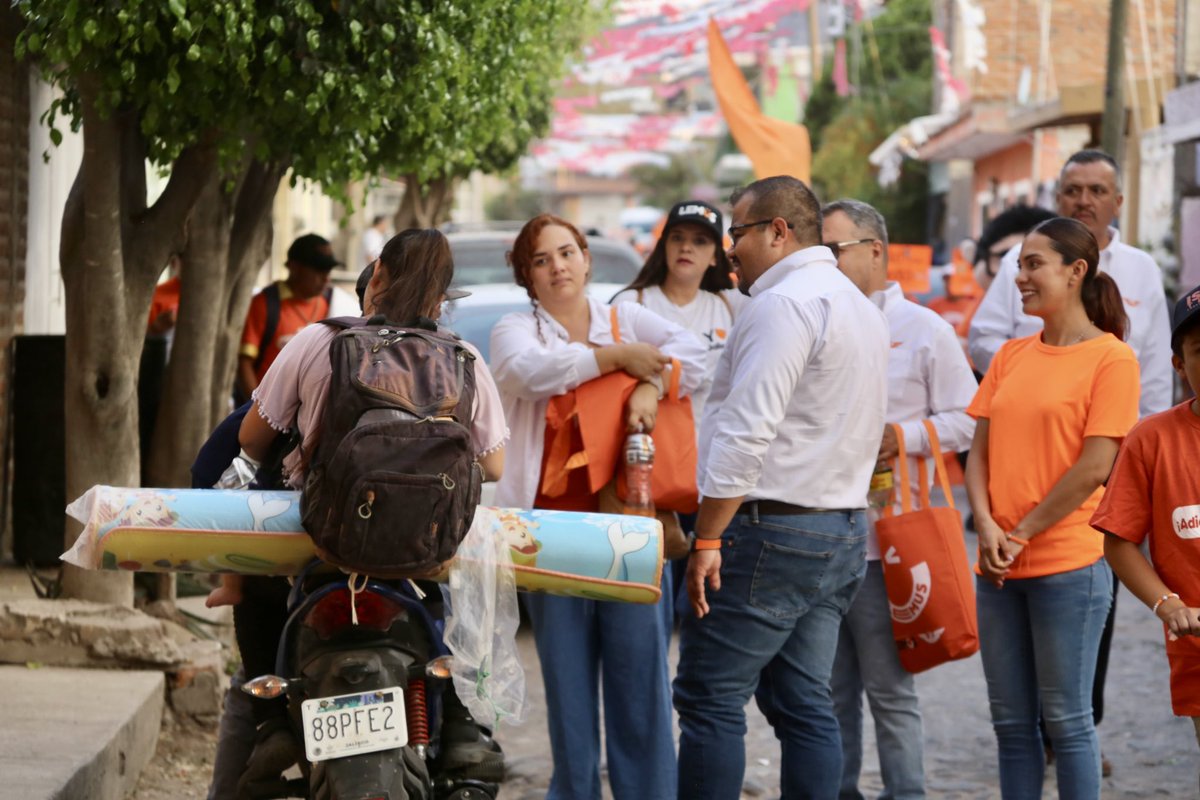 IsaacTrejo24's tweet photo. ¡Gracias #Atotonilquillo 🍊🧡! Barrio de Las Guerras Por el cálido recibimiento, soy #IsaacTrejo ¡Yo sí te voy a cumplir! ✅🧡🍊 Juntos vamos a decirles #AdiosALosDeSiempre 😎 ¡Ánimo, vamos a ganar!🍊 https://t.co/LzenNFWS2k
