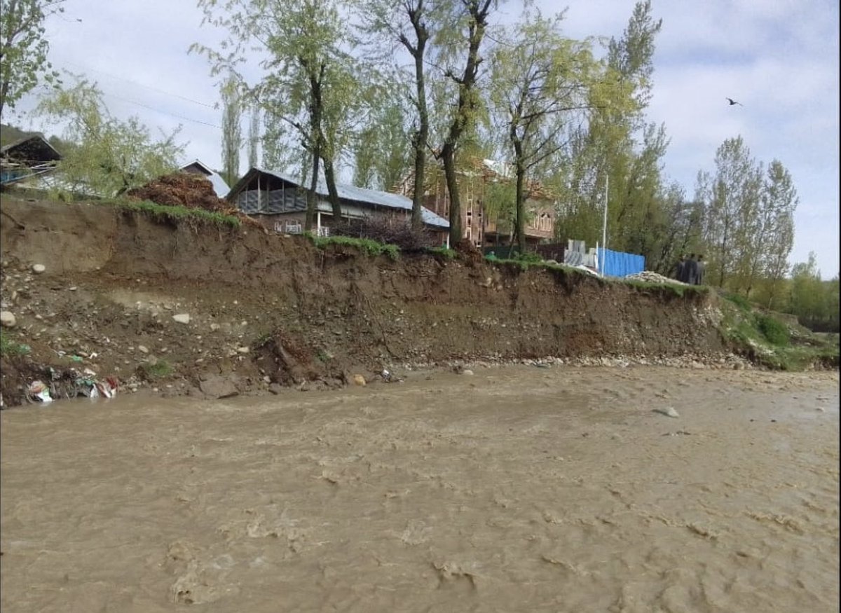 This is Showpora Chadoora Nallah Apzari. Illegal Mining was allowed by Flood Control Department and now result is before us. Kindly make sure Protection Bund is constructed here soon @OfficeOfLGJandK @ifckashmir @DC_Budgam @GeologyMiningJK @dicbudgam @BudgamDmo