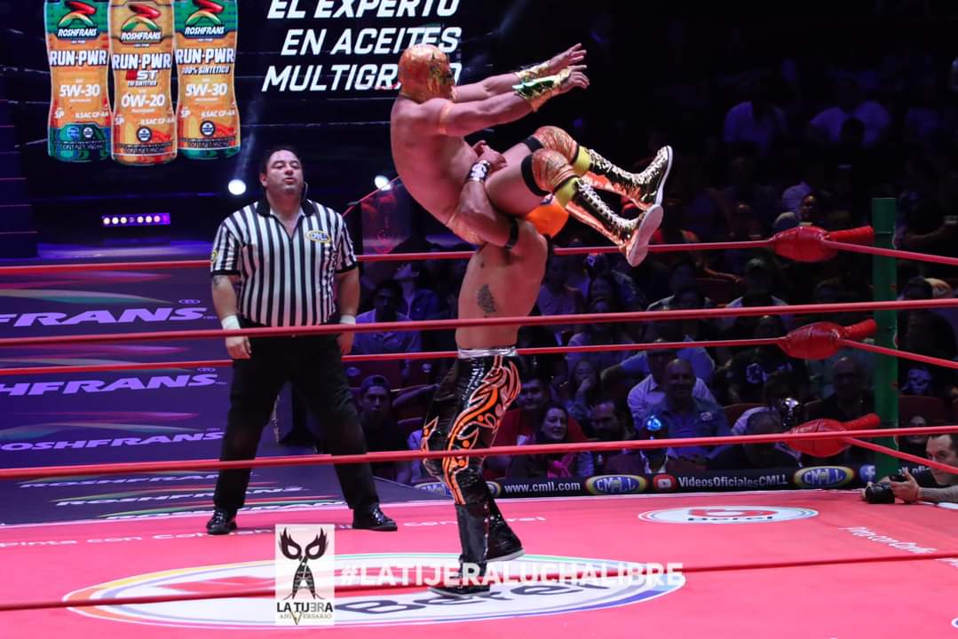 Faltando 8 segundos para llegar al tiempo límite de 10:00 minutos establecidos, #Legendario logra llevar al conteo de tres palmadas a #Vegas, con lo que se adjudica el match relámpago del #CMLL del #ViernesEspectacular en la majestuosa #ArenaMexico en una batalla de joven talento