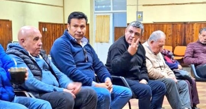 JuanSepulvedaOK's tweet photo. #Hoy Nos reunimos junto @OLlancafilo y @Casteblanco_Car , con instituciones y concejales del Movimiento Popular Neuquino para debatir e intercambiar ideas para seguir construyendo desde las bases. Gracias Quique Campos y compañeros!! #masmpn https://t.co/yyhK27HCB7