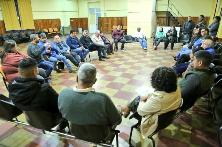 JuanSepulvedaOK's tweet photo. #Hoy Nos reunimos junto @OLlancafilo y @Casteblanco_Car , con instituciones y concejales del Movimiento Popular Neuquino para debatir e intercambiar ideas para seguir construyendo desde las bases. Gracias Quique Campos y compañeros!! #masmpn https://t.co/yyhK27HCB7