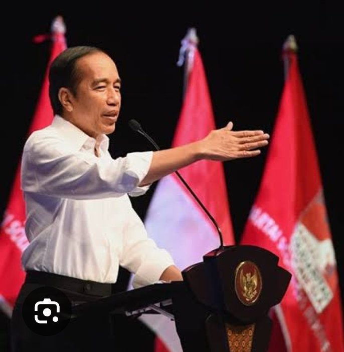 DedynurPalakka's tweet photo. Kalau dulu rakyat Indonesia disibukkan dengan issue-issue seperti PKI, antek China, politik Identitas, dll. 

Sekarang rakyat Indonesia (tidak semua) disibukkan dengan "Jokowisme", karena semua yang terkait dengan Jokowi dimata mereka adalah salah. 

Argumen "saya kena tipu" akibat tampang Jokowi yang sederhana, sikap Jokowi yang santun, dan keluarga Jokowi yang juga asik-asik saja, dll ternyata menurut mereka tidak seperti itu. Kekecewaan mereka sebenarnya lebih pada pilihan Jokowi secara politik yang tidak sejalan dengan angan-angan mereka. 

Hasilnya mereka marah, mereka tidak terima dengan semua realitas serta dinamika politik yang kemudian mengantarkan @prabowo dan @gibran_tweet menjadi pasangan presiden dan wakil presiden terpilih secara meyakinkan 58%.

Semua ini menurut mereka adalah salah Jokowi, padahal sebagai presiden Jokowi malah tidak menggunakan hak politiknya sama sekali untuk terjun langsung memenangkan pasangan calon, artinya presiden dalam konteks ini tidak ikut "cawe-cawe".

Sambil menunggu keputusan Final dari MK, kita nikmati dulu efek samping dari kebebasan berpikir dan menyampaikan pendapat yang itu menjadi salah satu syarat penting dari Demokrasi. 

Merdeka 🤟