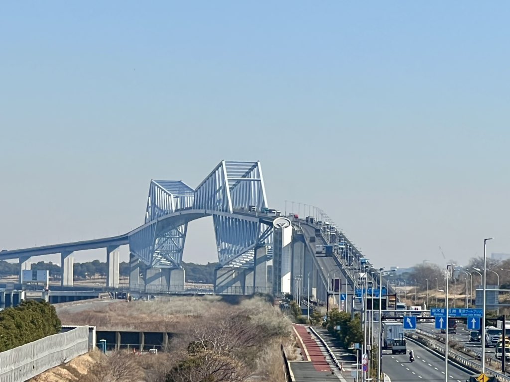 Marushigeya's tweet photo. 現場での一コマ

東京ゲートブリッジ近くでのドローンでの橋梁点検

パイロットは弊社のエースであるドローン女子

素晴らしい成果だ！

#ドローン
#橋梁点検
#東京ゲートブリッジ https://t.co/HWrZ5kJtvC