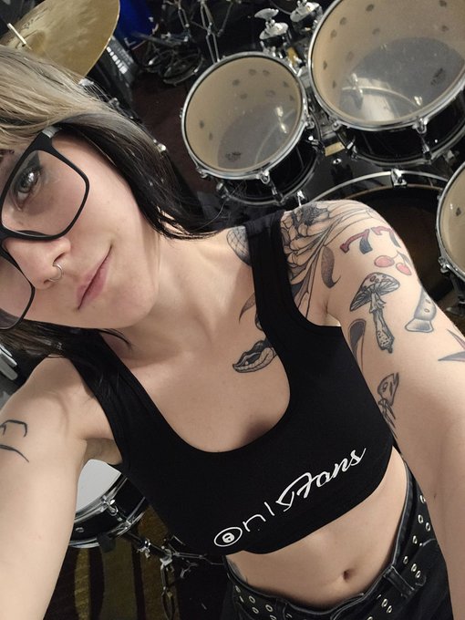 idk how to play drums but we can still bang 😈 https://t.co/SZtRGuPWnF<a href="/tag/mvsales"class="tags"><span>#mvsales</span></a>